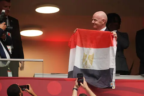 بعلم مصر.. إنفانتينو يخطف الأنظار في مدرجات مباراة كولومبيا وسويسرا (صور)